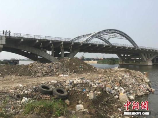 7月17日消息,继上海生活垃圾被曝倾倒苏州西山之后,日前,南通海门又被曝出有上海垃圾倾倒。17日下午,记者在海门江心沙探访上海垃圾倾倒地发现,这里倾倒的垃圾以装修垃圾为主,气味也不是恶臭难闻。陆建国 摄